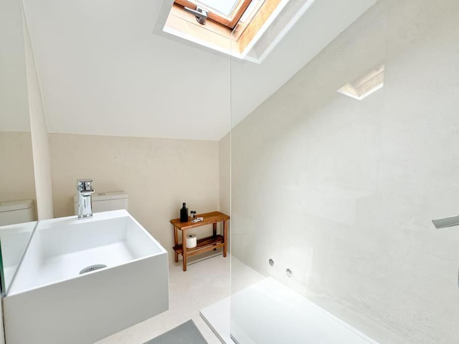 Costa Inn Beach House With Pool By Homeful Homes Costa da Caparica Bagian luar foto