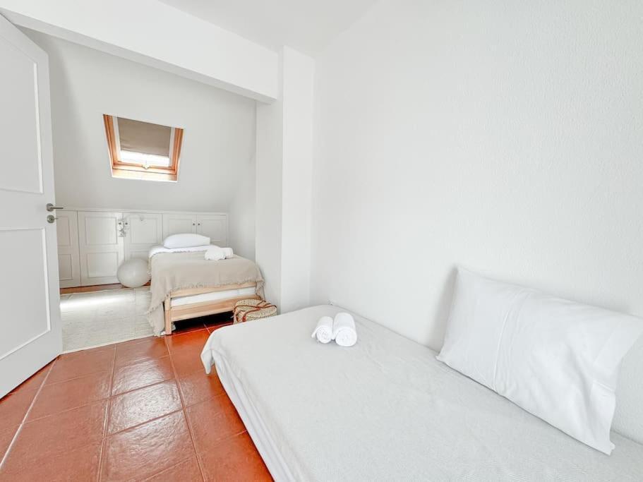 Costa Inn Beach House With Pool By Homeful Homes Costa da Caparica Bagian luar foto