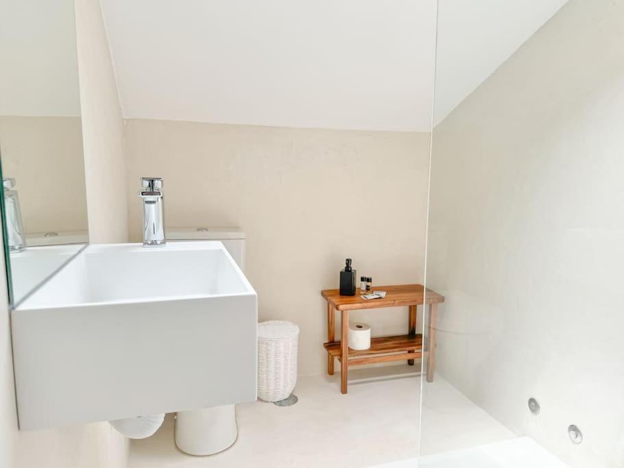 Costa Inn Beach House With Pool By Homeful Homes Costa da Caparica Bagian luar foto