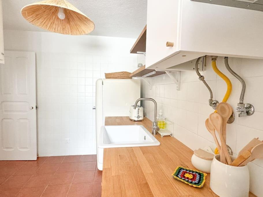 Costa Inn Beach House With Pool By Homeful Homes Costa da Caparica Bagian luar foto