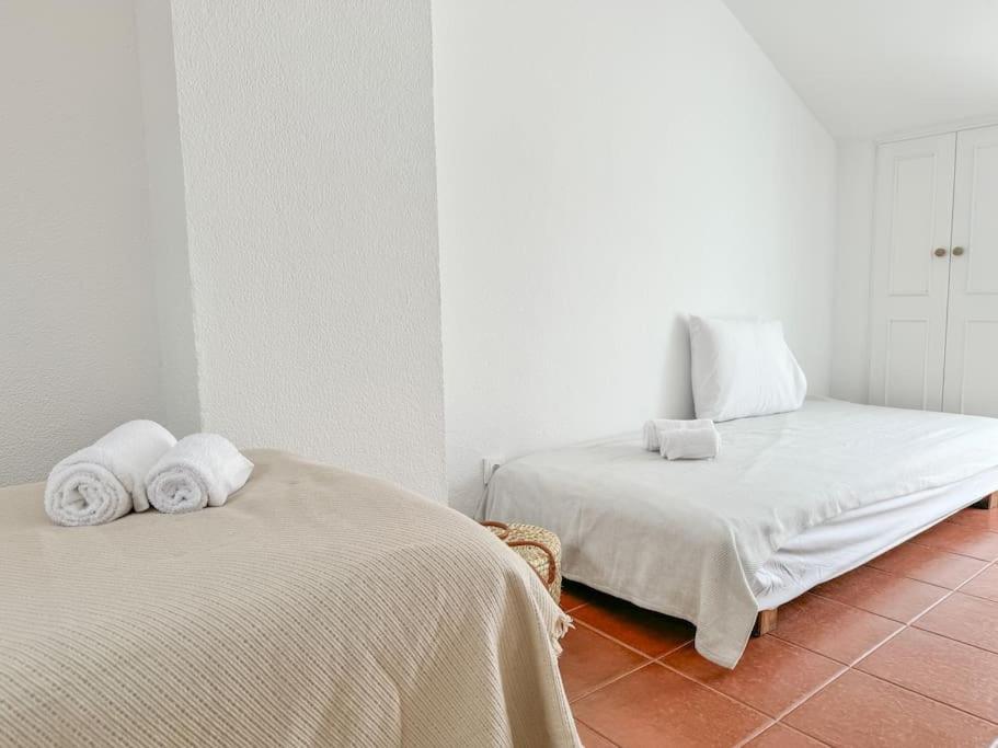 Costa Inn Beach House With Pool By Homeful Homes Costa da Caparica Bagian luar foto