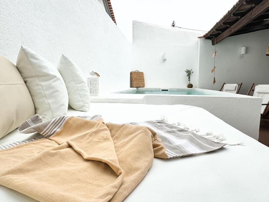Costa Inn Beach House With Pool By Homeful Homes Costa da Caparica Bagian luar foto